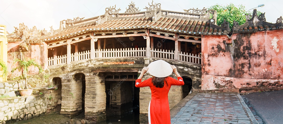 Mulher usando vestido vietnamita
