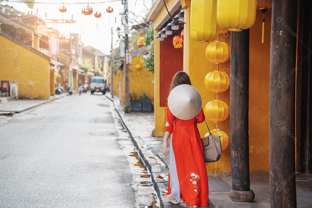 Mulher usando vestido vietnamita