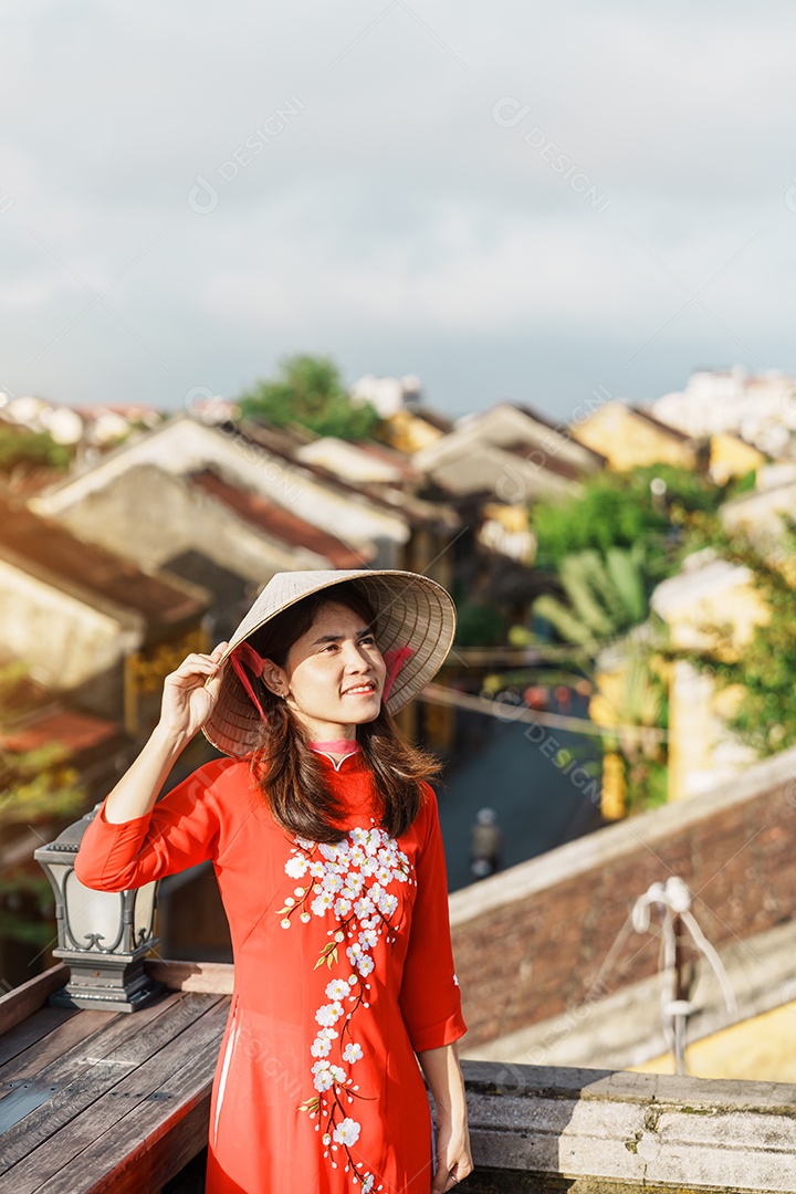 Mulher usando vestido vietnamita