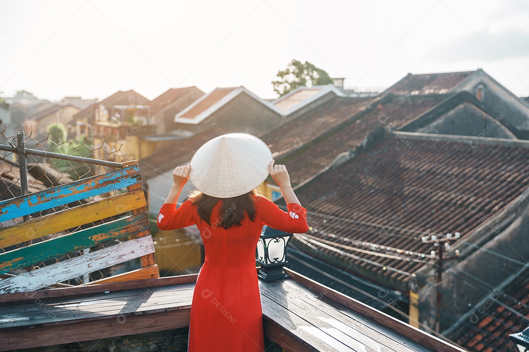 Mulher usando vestido vietnamita