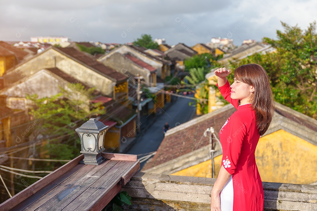 Mulher usando vestido vietnamita