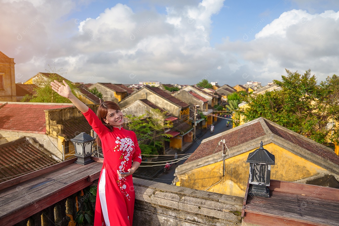 Mulher usando vestido vietnamita