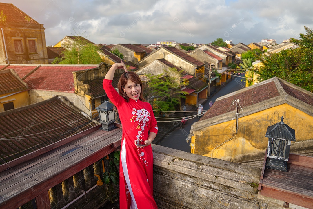 Mulher usando vestido vietnamita