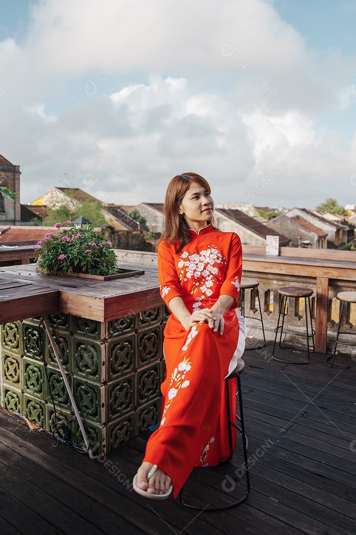 Mulher usando vestido vietnamita