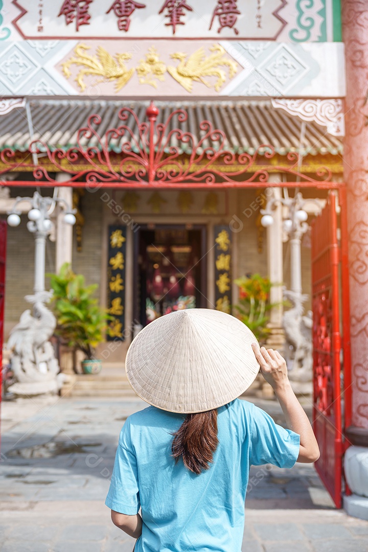 Mulher usando vestido vietnamita