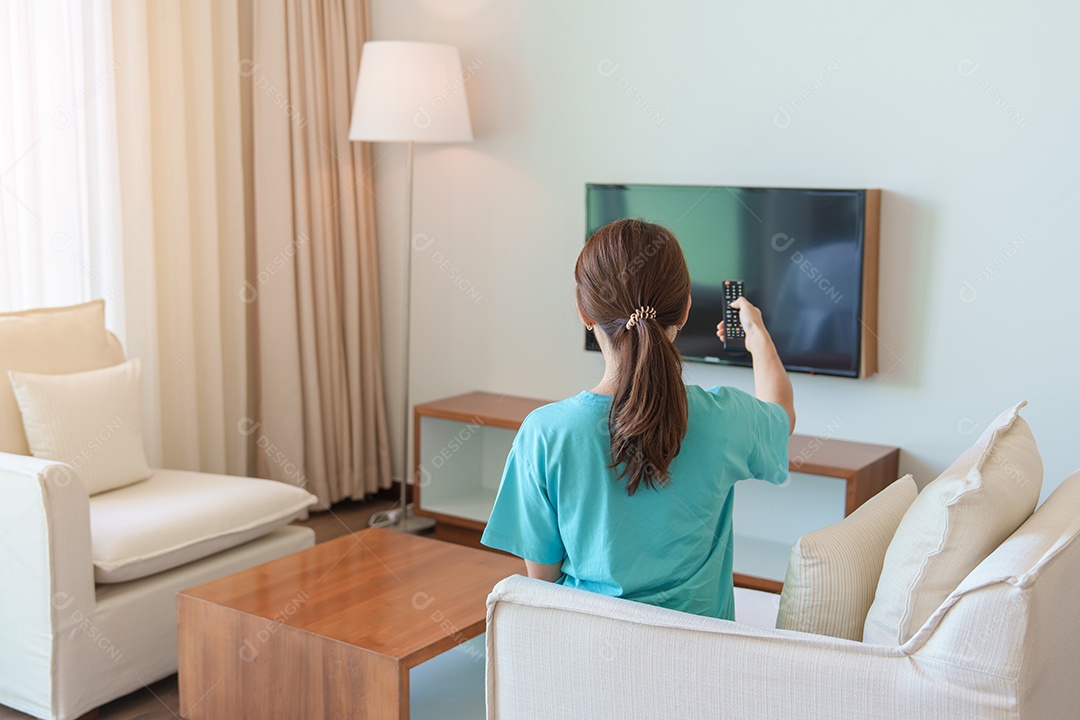 Mulher relaxando no sofá, garota usando controle remoto e escolhas