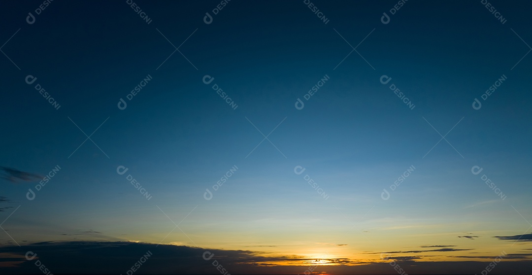 Fundo abstrato dramático do céu do por do sol azul dourado e escuro.