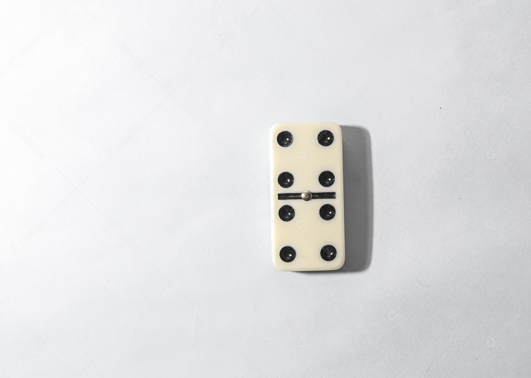 Peças de dominó com fundo branco e vários agulos conceito de jogos de mesa