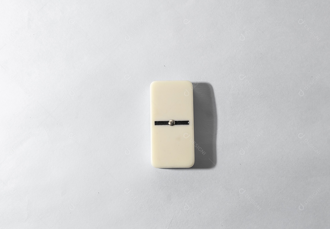 Peças de dominó com fundo branco e vários ângulos conceito de jogos de mesa
