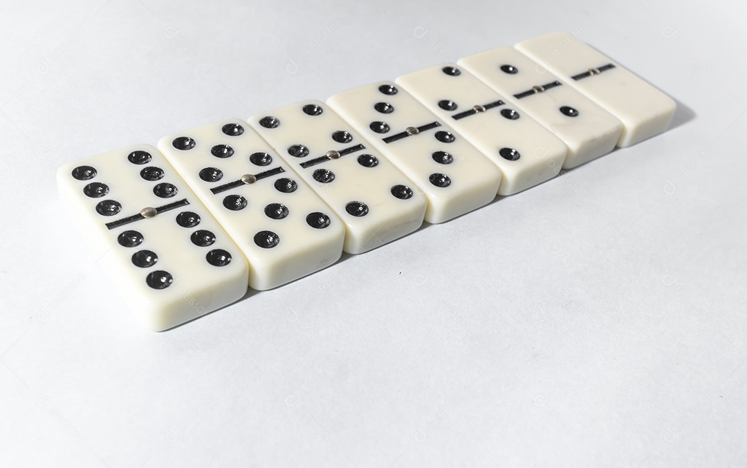 Peças de dominó com fundo branco e vários agulos conceito de jogos de mesa