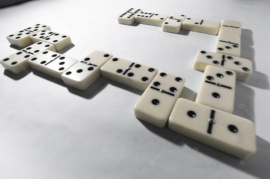 Peças de dominó com fundo branco e vários agulos conceito de jogos de mesa