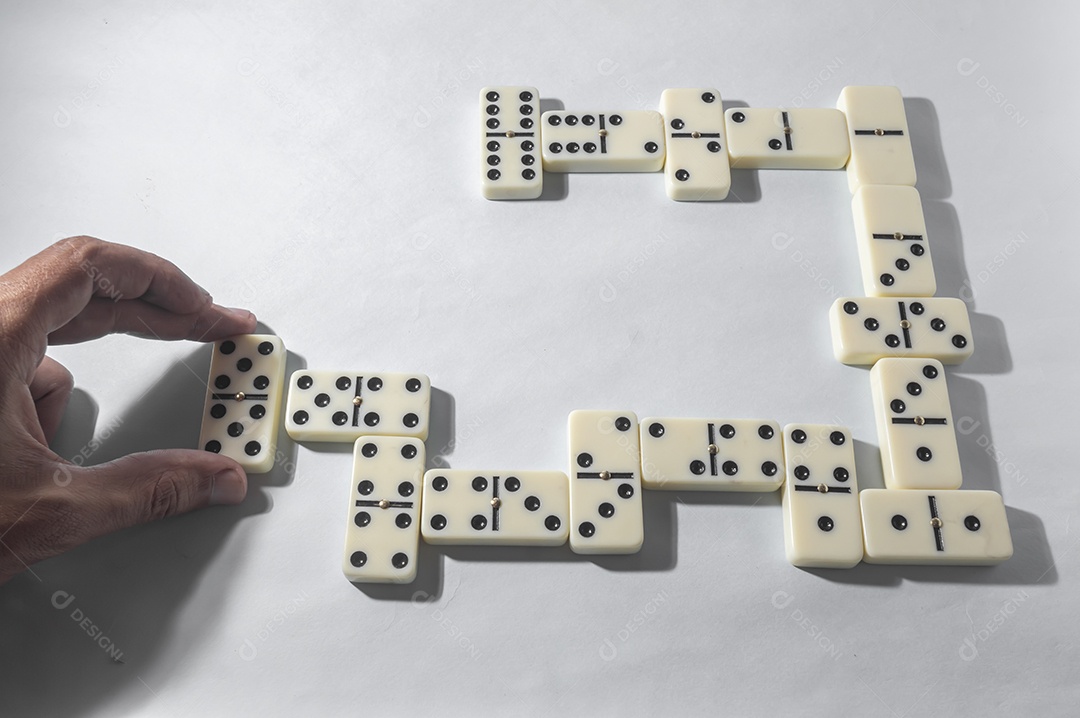 Peças de dominó com fundo branco e vários agulos conceito de jogos de mesa