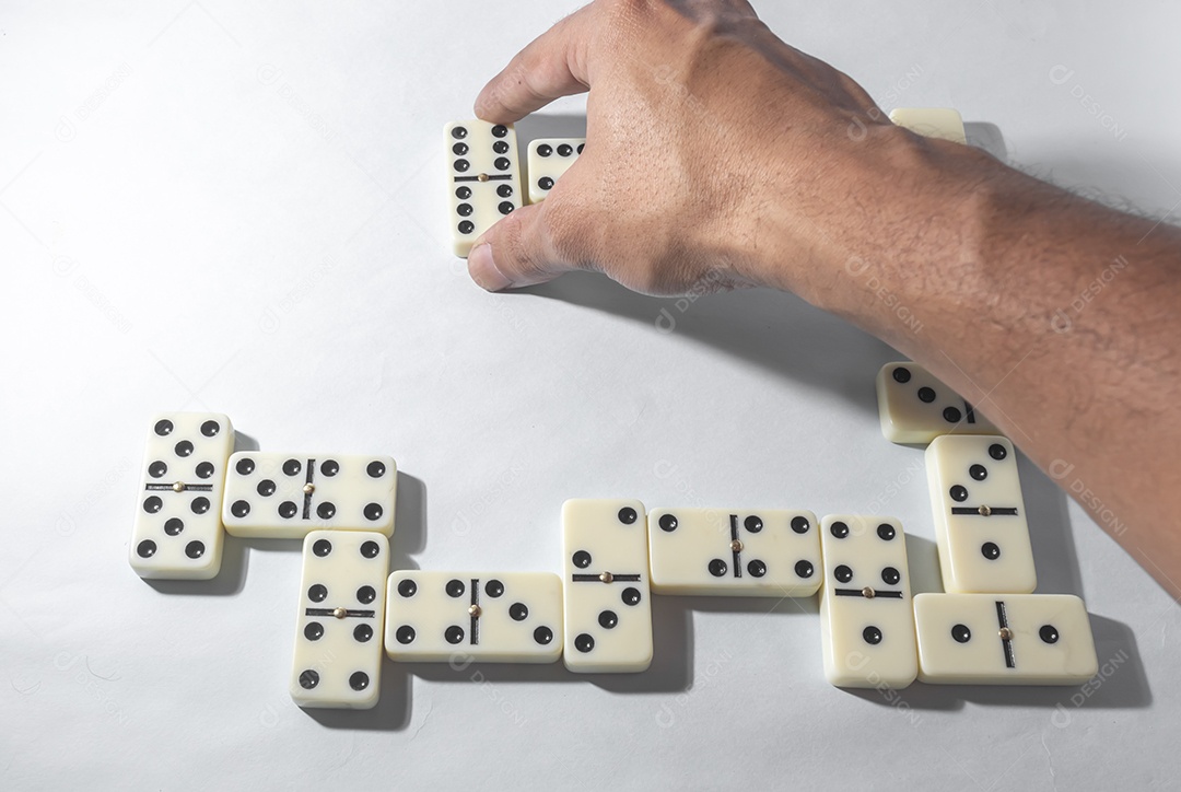 Peças de dominó com fundo branco e vários agulos conceito de jogos de mesa