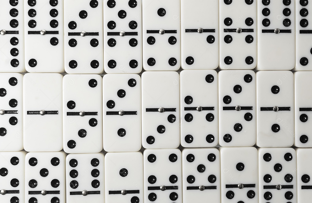 Peças de dominó com fundo branco e vários agulos conceito de jogos de mesa
