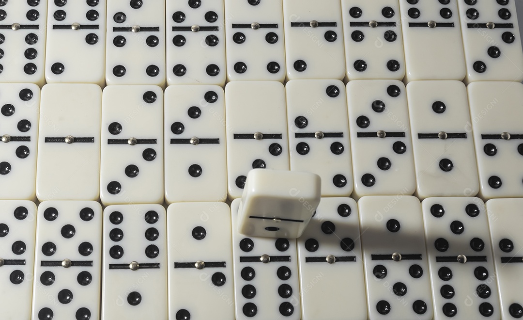 Peças de dominó com fundo branco e vários ângulos conceito de jogos de mesa