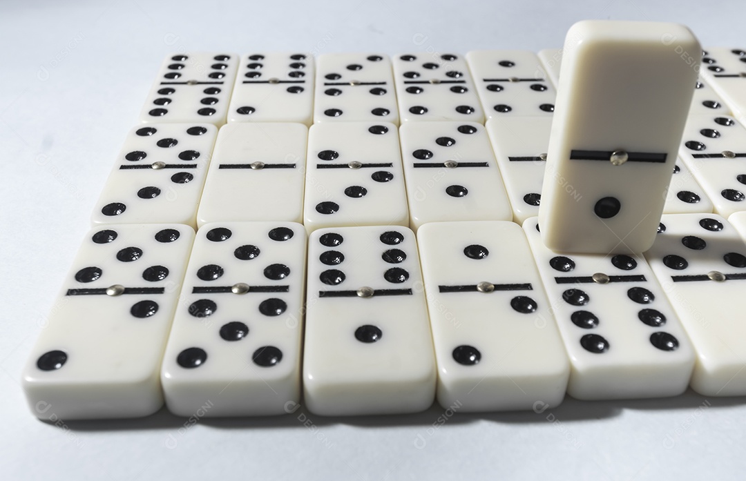 Peças de dominó com fundo branco e vários ângulos conceito de jogos de mesa