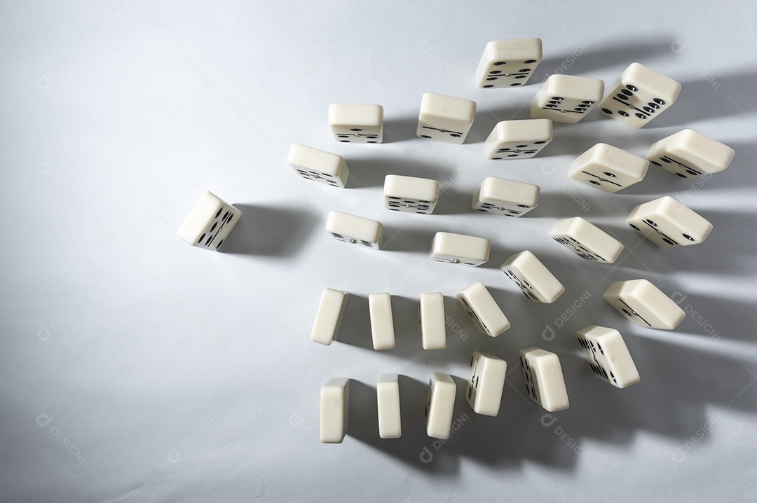 Peças de dominó com fundo branco e vários ângulos conceito de jogos de mesa