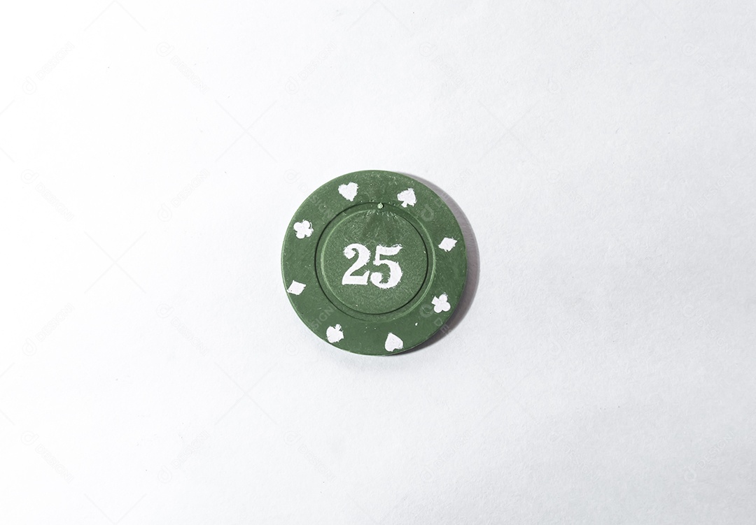 Moedas de pôquer, fichas de cassino com fundo branco