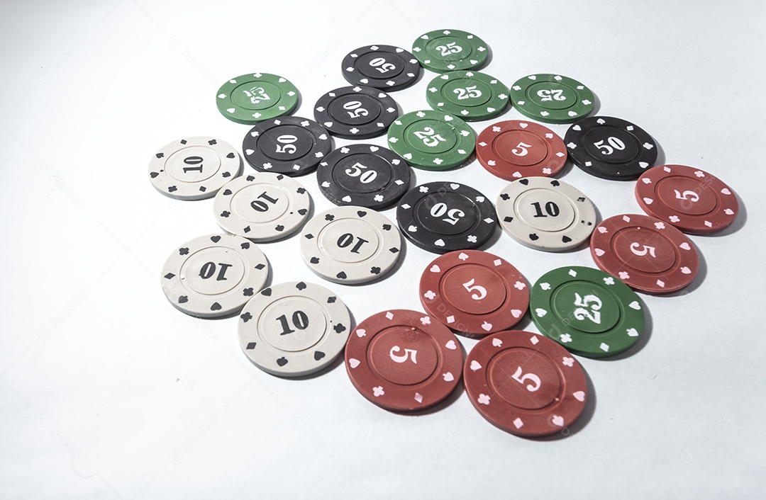 Moedas de pôquer, fichas de cassino com fundo branco