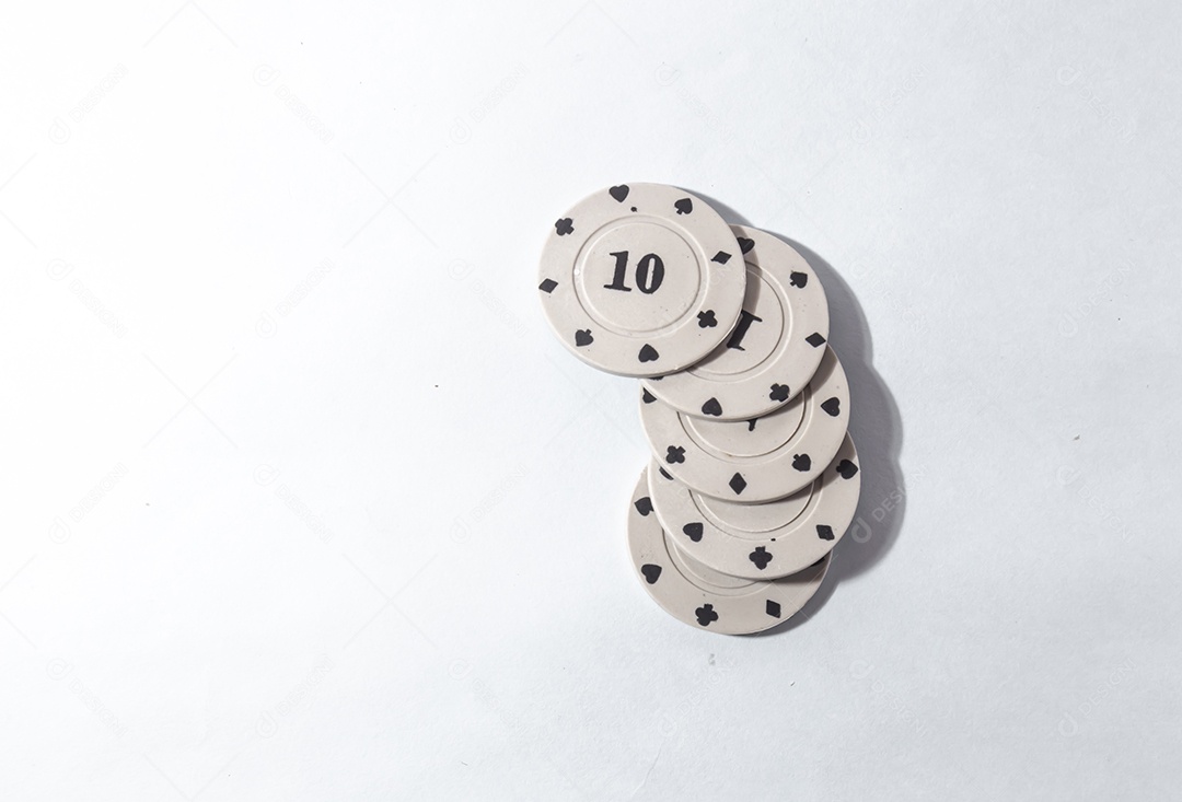 Moedas de pôquer, fichas de cassino com fundo branco