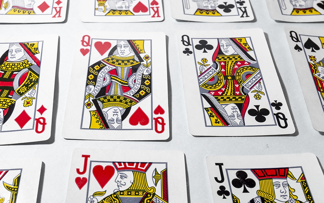 Baralho de pôquer com fundo branco, várias cartas de baralho