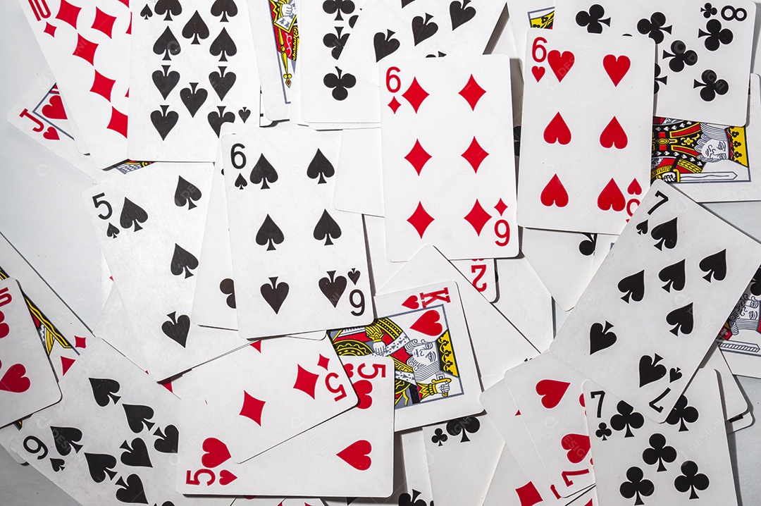 Baralho de pôquer com fundo branco, várias cartas de baralho