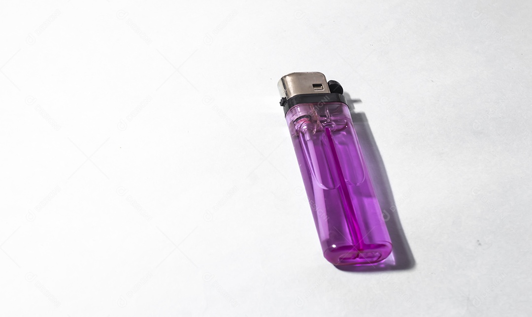 Isqueiro roxo com fundo branco para recorte.