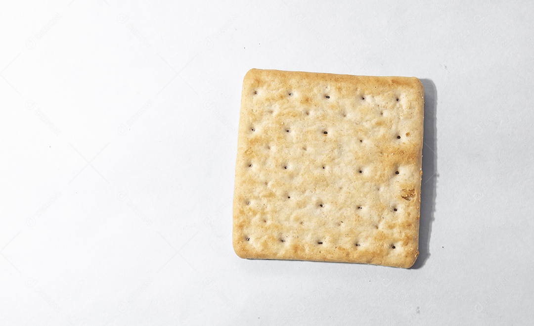 Biscoitos de sal com fundo branco