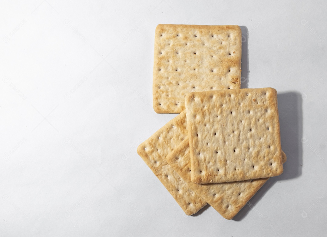 Biscoitos de sal com fundo branco