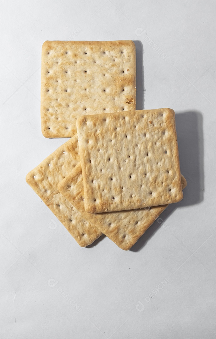 Biscoitos de sal com fundo branco