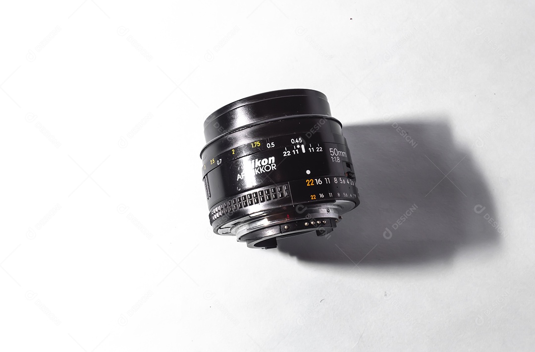 Lente Nikon 50mm com fundo branco para recorte.