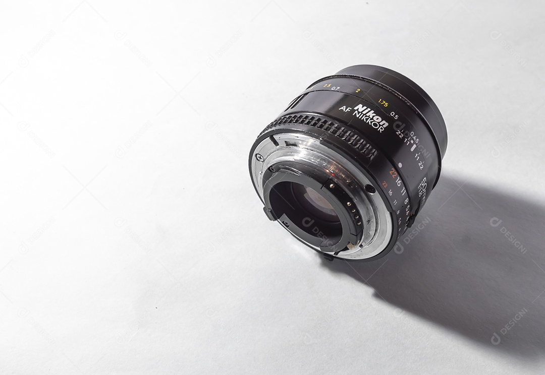 Lente Nikon 50mm com fundo branco para recorte.