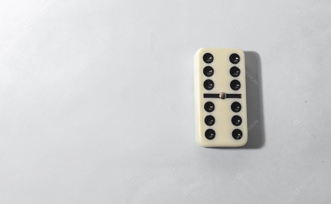 Peças de dominó com fundo branco e vários ângulos conceito de jogos de mesa