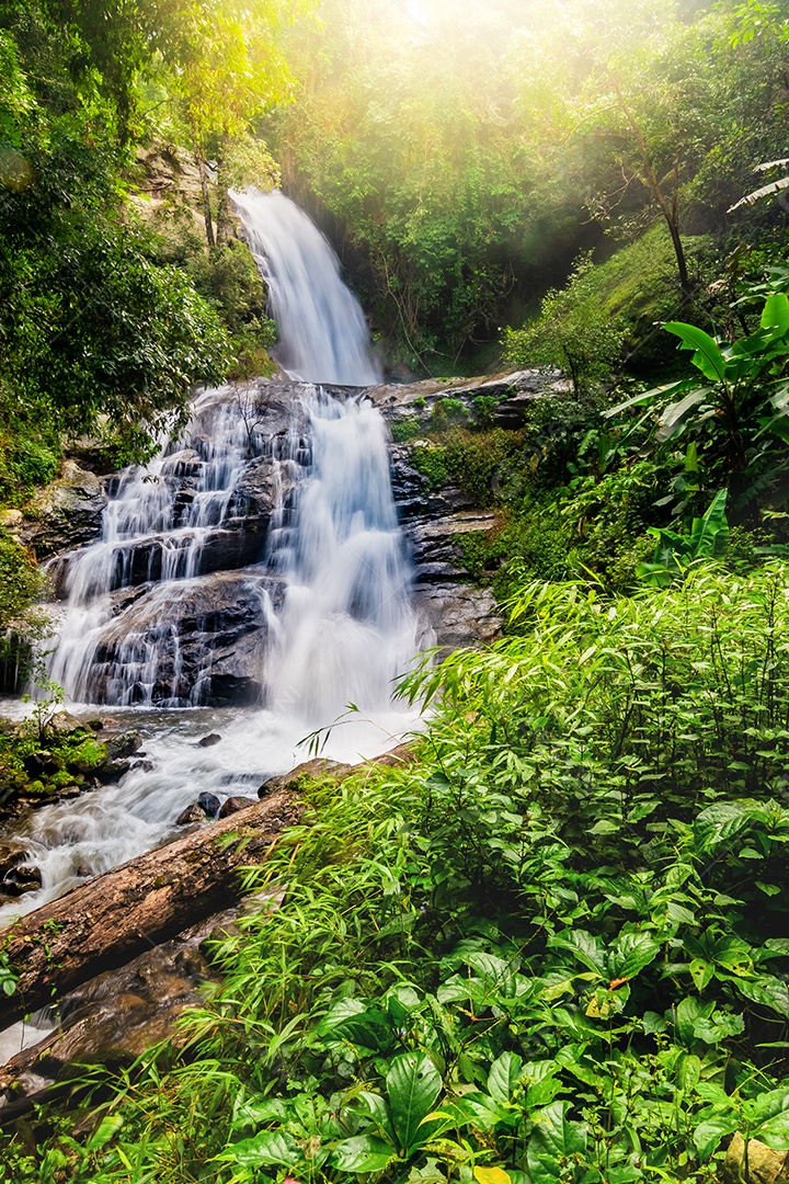 Bela cachoeira Tailândia