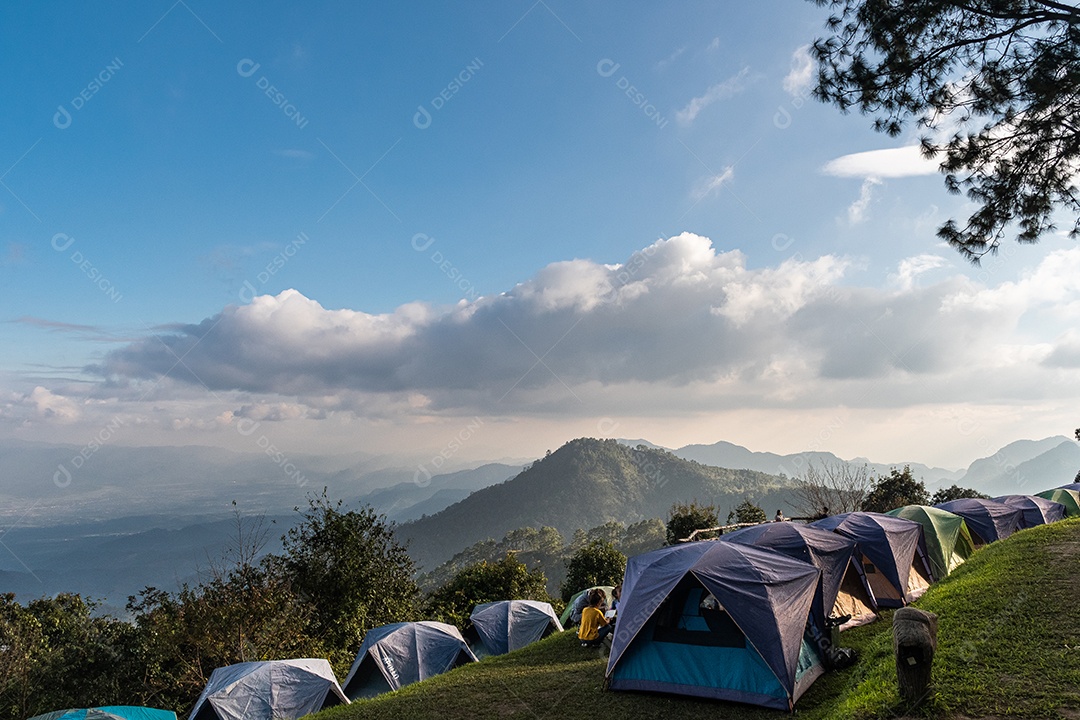 Paisagem montanhosa e tenda céu noturno dramático