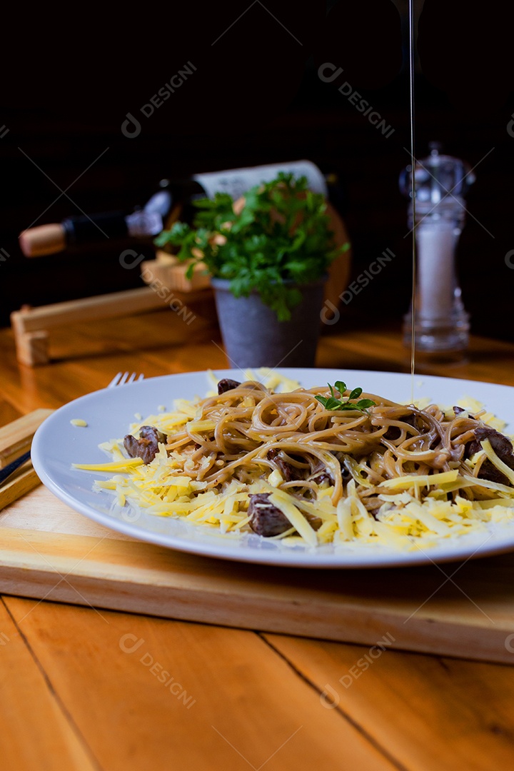 Prato branco comida macarronada tabua de madeira