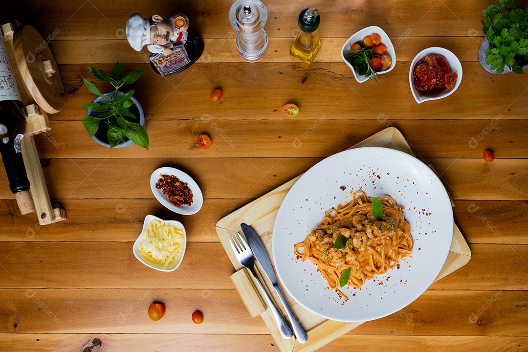 Prato branco comida macarronada tabua de madeira