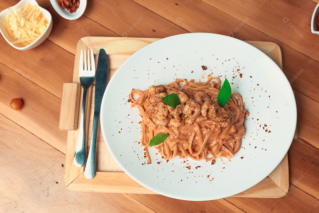 Prato branco comida macarronada tabua de madeira