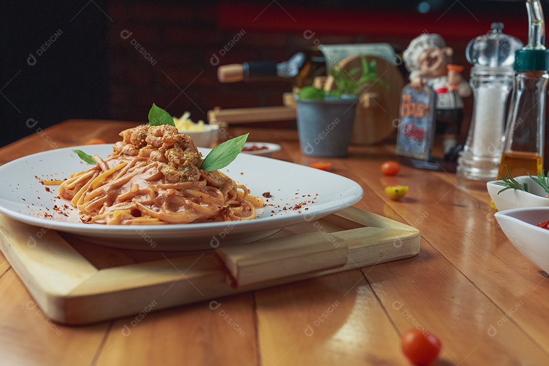 Prato branco comida macarronada tabua de madeira