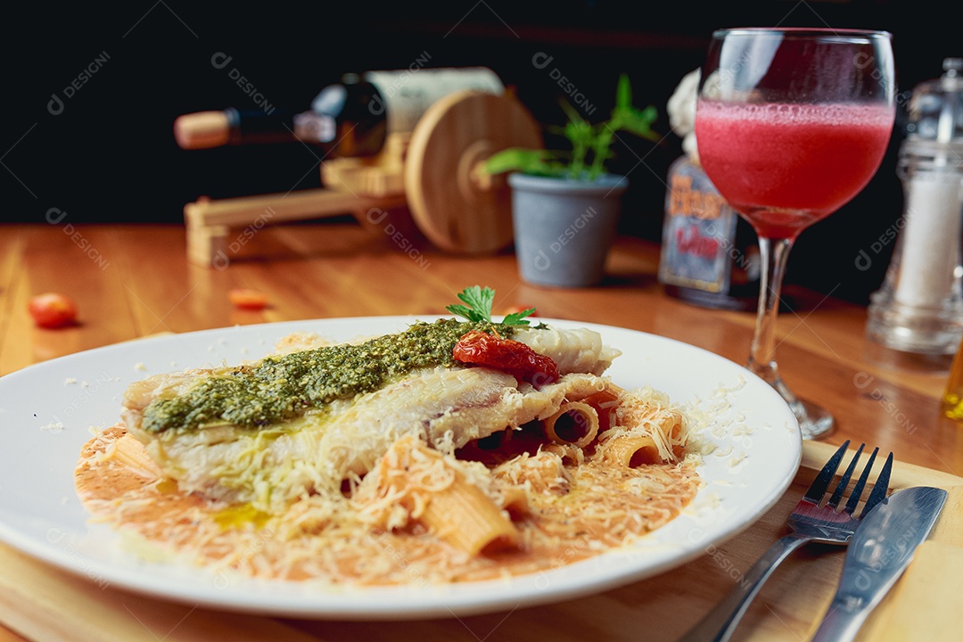 Prato de comida restaurante sobre tabua mesa de madeira taça de vidro bebida