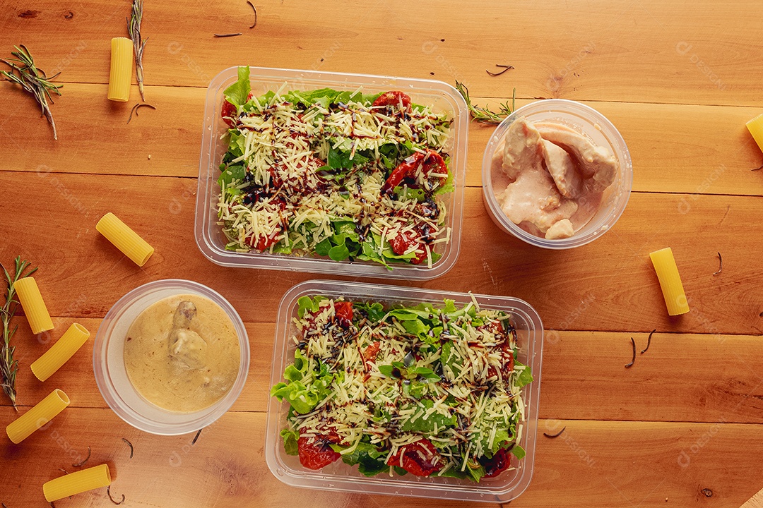 Vasilhas comida sobre uma mesa de madeira
