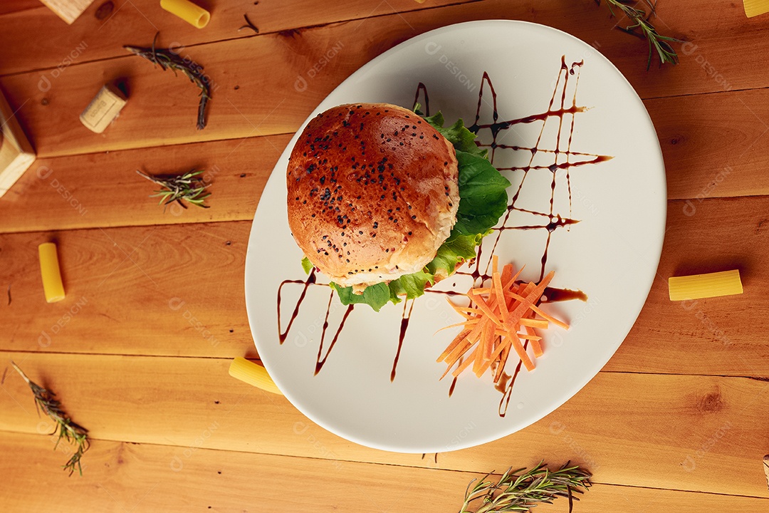 Hamburguer sobre uma prato branco comida mesa madeira