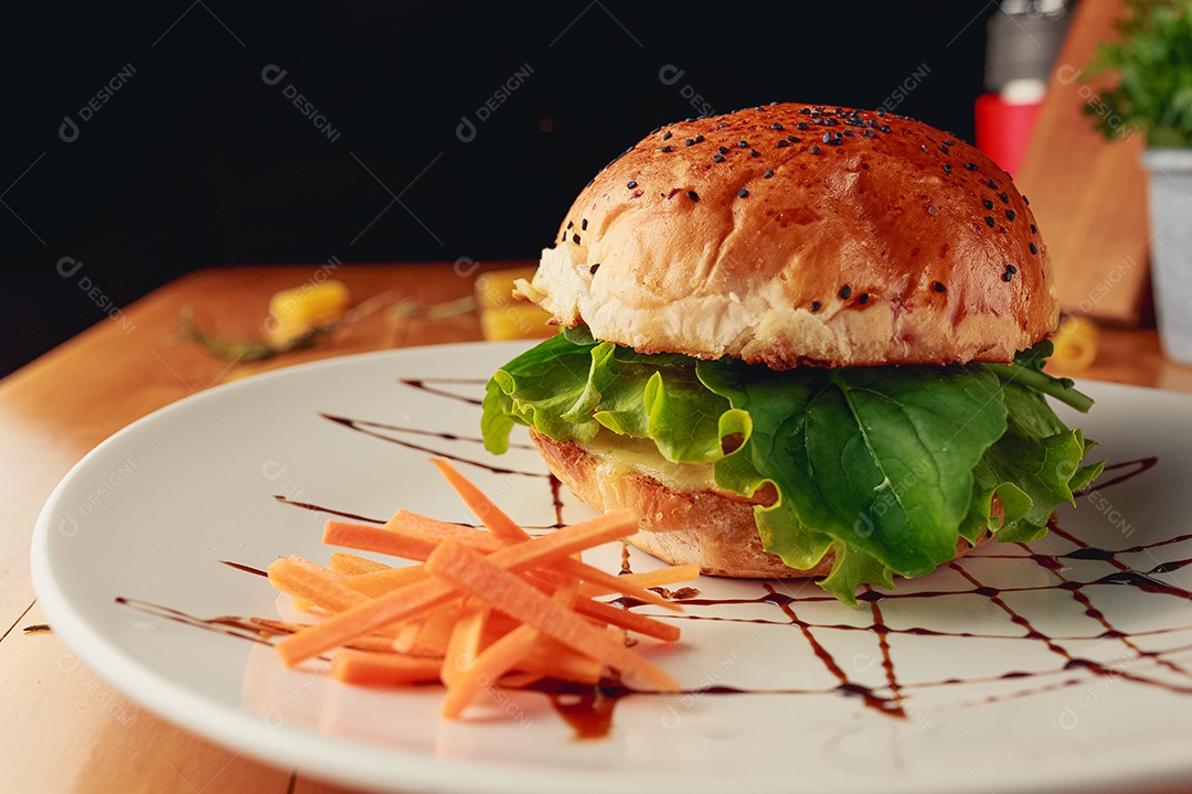 Hamburguer sobre uma prato branco comida mesa madeira