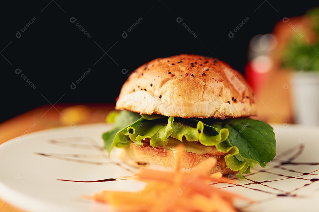 Hamburguer sobre uma prato branco comida mesa madeira