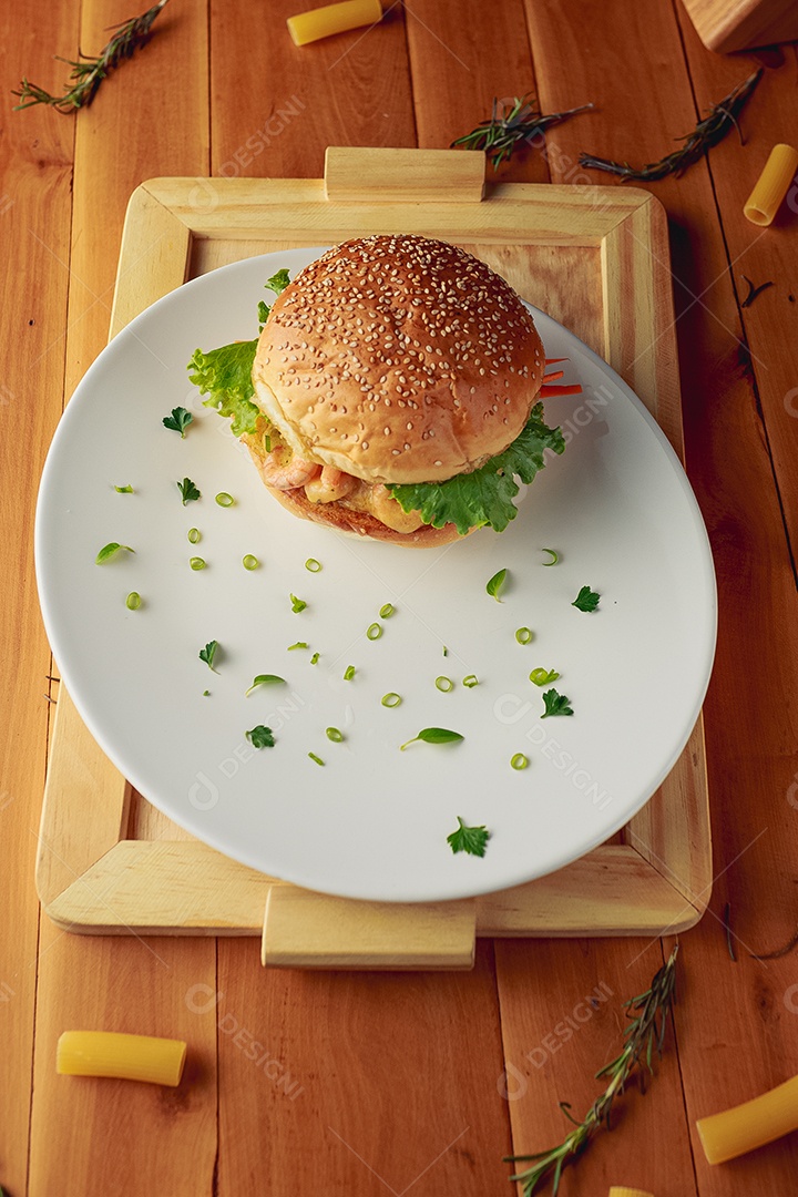 Hamburguer sobre uma prato branco comida mesa madeira