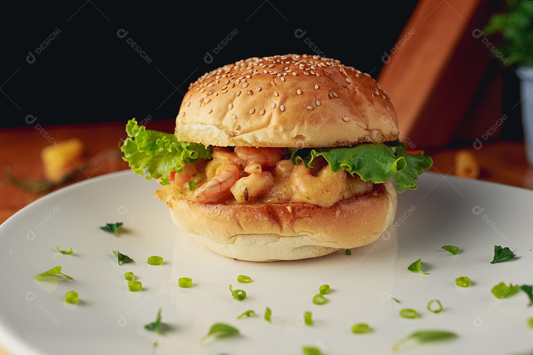 Hamburguer sobre uma prato branco comida mesa madeira