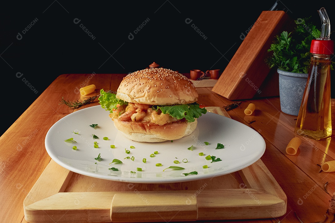 Hamburguer sobre uma prato branco comida mesa madeira