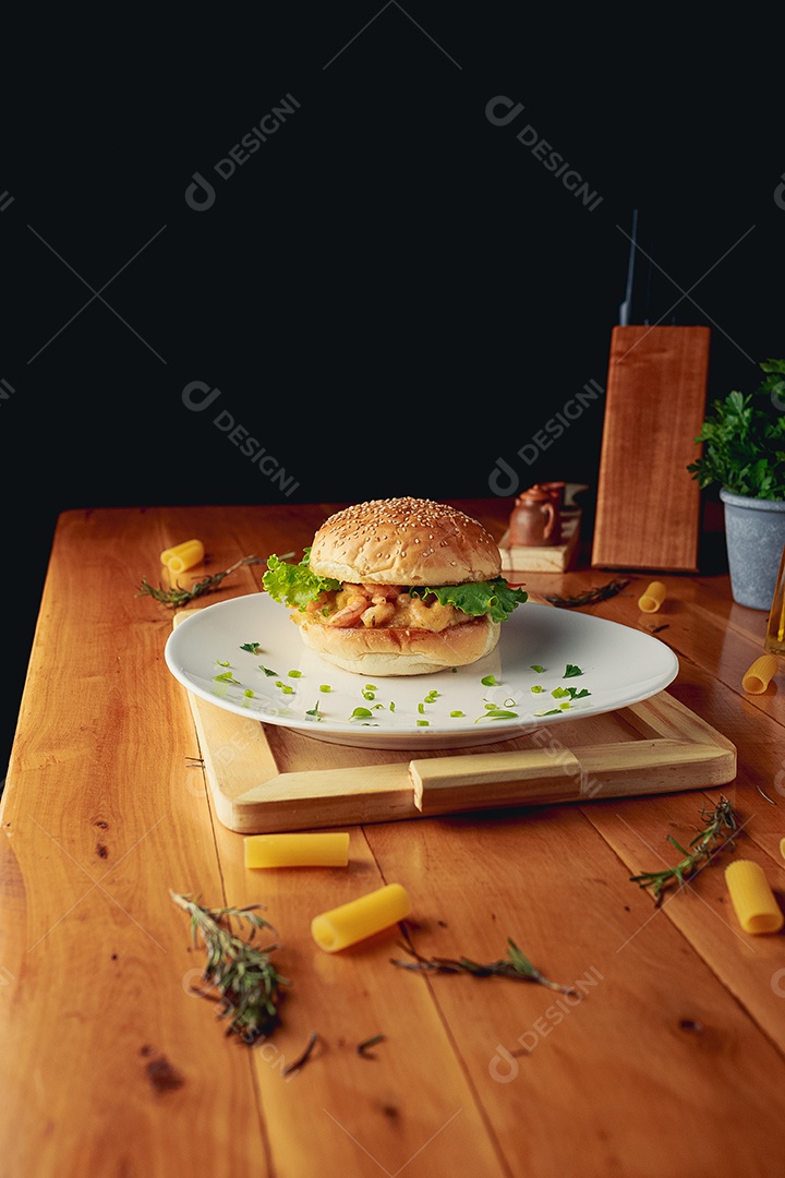 Hamburguer sobre uma prato branco comida mesa madeira