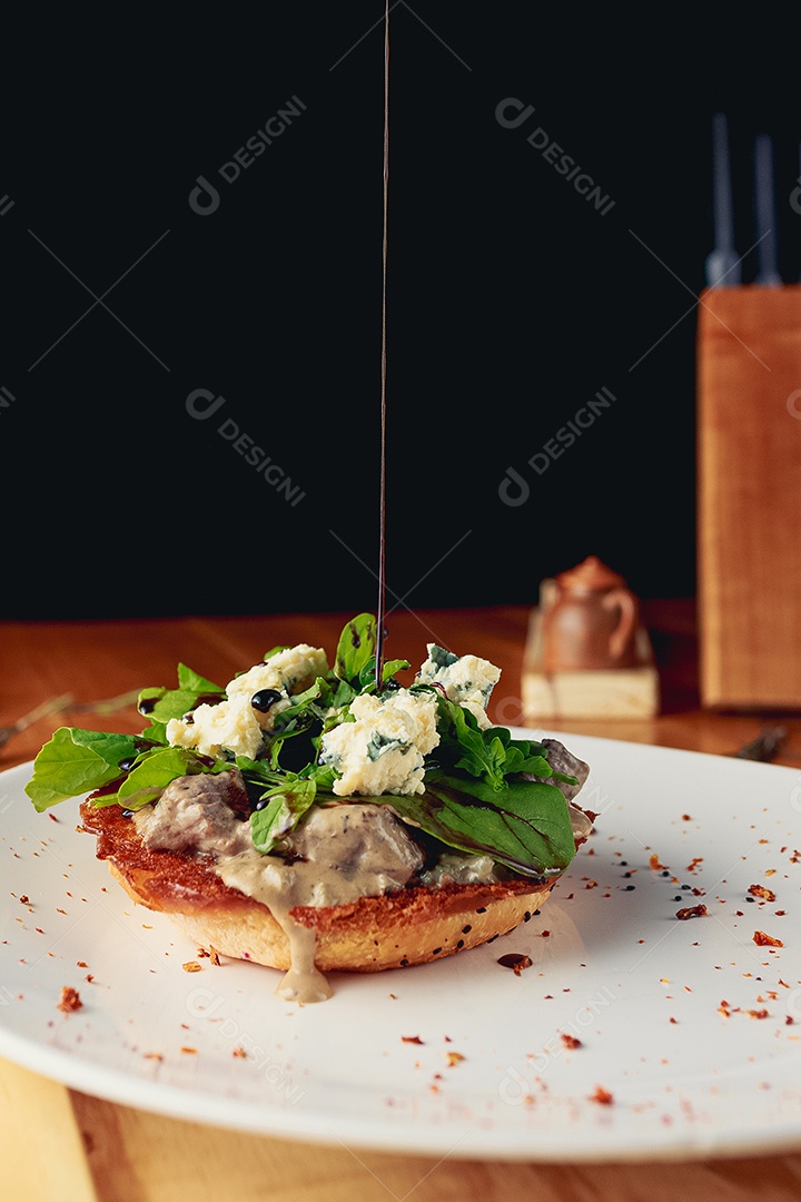 Hamburguer sobre uma prato branco comida mesa madeira