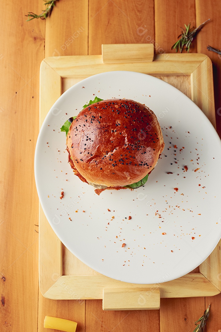 Hamburguer sobre uma prato branco comida mesa madeira